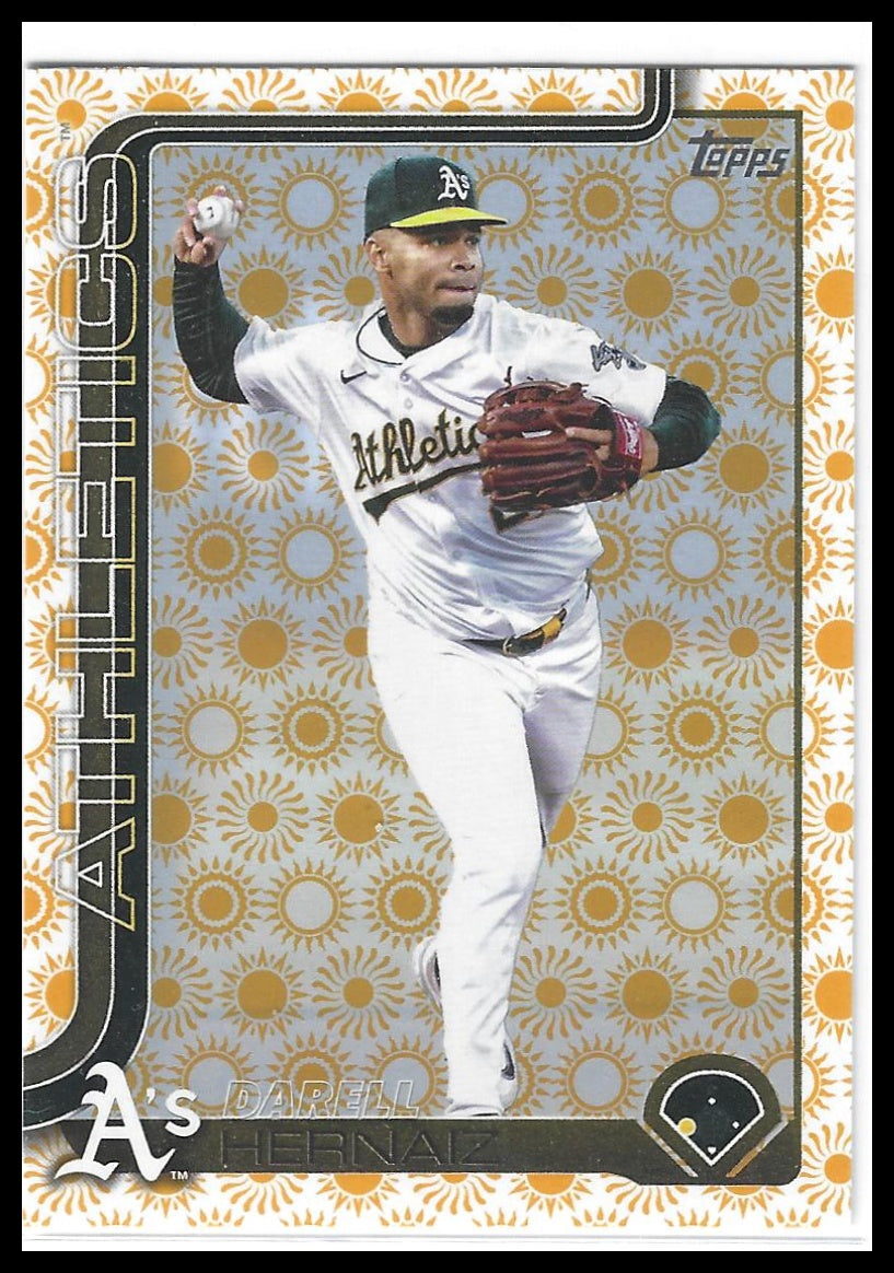 2025 Topps #695 Darell Hernaiz Holiday